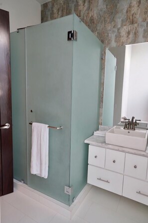 Luxury House, 2 Bedrooms, Kitchen, Golf View | Bathroom | Shower, towels, soap, shampoo - West Bay Golf Club & Villas (Roatan)