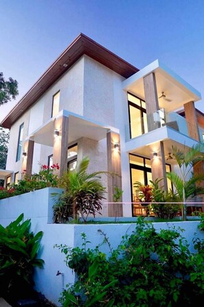 Front of property - West Bay Golf Club & Villas (Roatan)