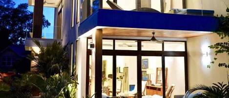 Fachada de la propiedad por la tarde o noche