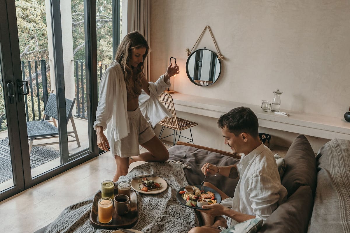 1 quarto, frigobar, cofres nos quartos, escrivaninha