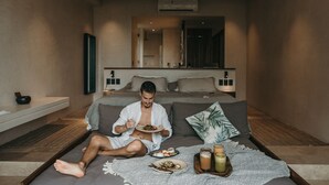 1 ห้องนอน, มินิบาร์, ตู้นิรภัยในห้องพัก, โต๊ะทำงาน