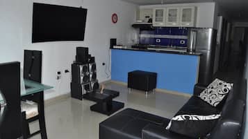 Casa geminada família, 3 quartos, 2 banheiros | Sala de estar | TV LCD 32 polegadas com canais a cabo, TV, DVD player