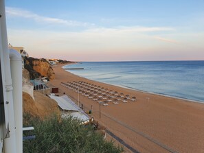 Chaises longues, serviettes de plage