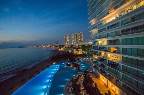 💚🤍 ❤️ Gorgeous Luxury Condo Peninsula 💚🤍 ❤️