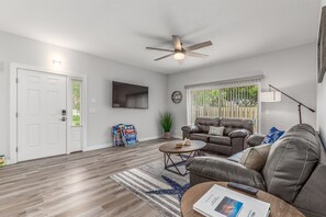 Smart TV, reproductor de DVD, estéreo y monitor de computadora