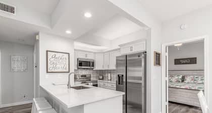 Steps to Beach, Golf, Fishing - 2Bed/2Bath - Coastal Paradise by JupRent