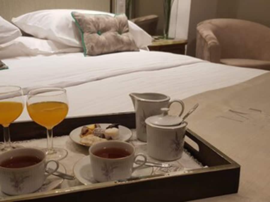 Luxury Double Room | Minibar, in-room safe, desk, blackout drapes