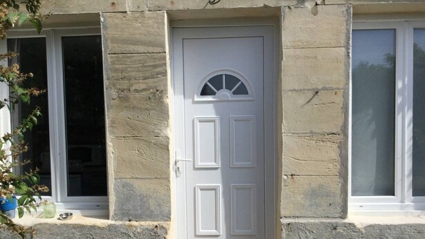 A white door with a semi-circular window above it, set in a stone wall. - SWEET HOME GOLF OF APREMONT (Apremont)