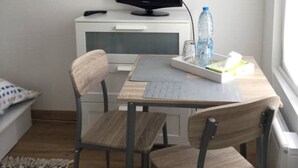 A small, tidy room with a desk, two chairs, a computer monitor, a water bottle, and a window. - SWEET HOME GOLF OF APREMONT (Apremont)