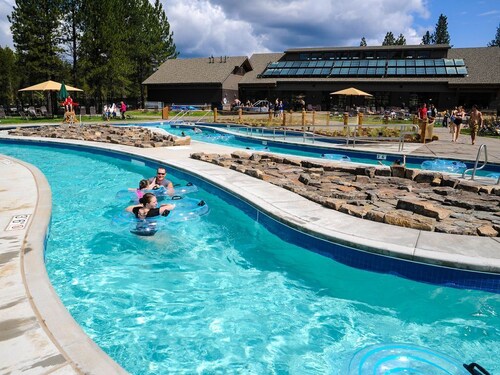 12 SHARC PASSES & HOT TUB! Lodge on Duck Pond Lane 