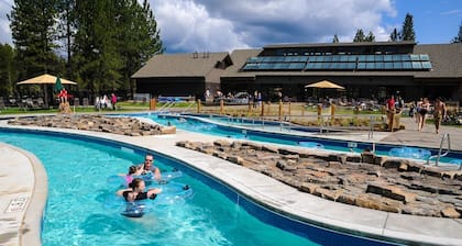 12 SHARC PASSES & HOT TUB! Lodge on Duck Pond Lane