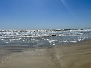 On the beach - Toes In The Sand Drink In My Hand (Freeport)