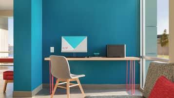 Un espacio de oficina moderno con escritorio, silla y computadora.