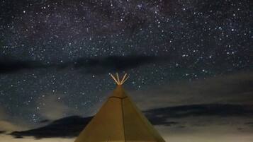 Un tipi bajo un cielo estrellado.