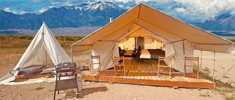 Barraca luxo, várias camas, banheiro privativo, vista para a montanha | Roupa de cama