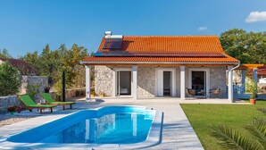 A house with a swimming pool, stone walls, and a tiled roof. - Lovely home in Puljane (Puljane)