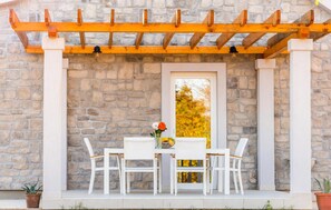 Outdoor dining - Lovely home in Puljane (Puljane)
