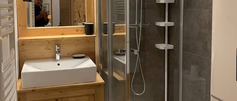 Douche, séchoir à cheveux, papier de toilette