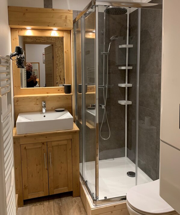 Dusche, Haartrockner, Toilettenpapier