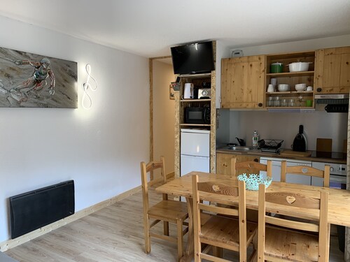 Bright T3 village center close to ESF and ski lifts.