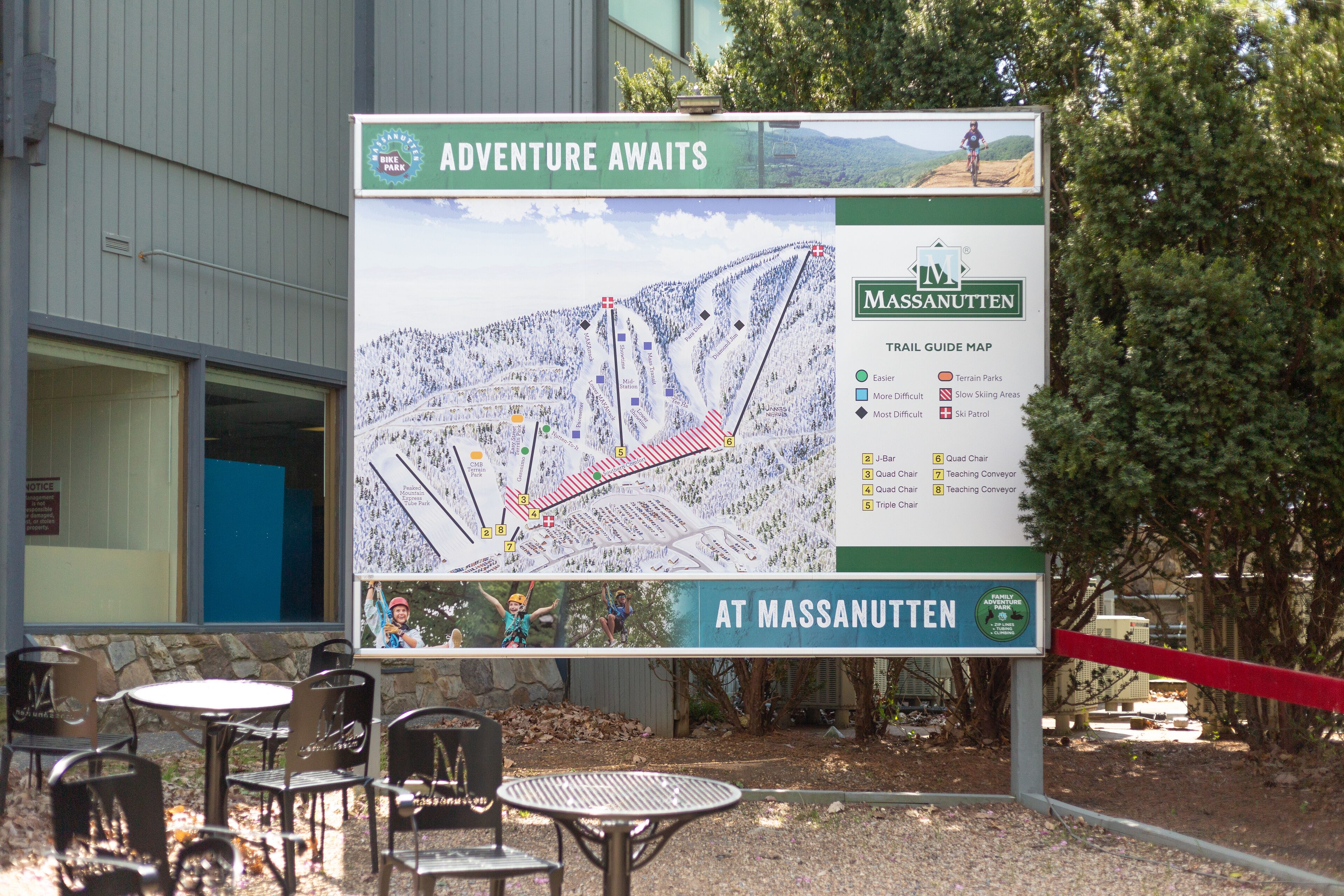Une carte des pistes du domaine skiable de Massanutten, indiquant les différents parcours et leur niveau de difficulté.