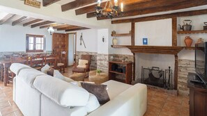 Fernseher, Kamin, DVD-Player, Tischtennisplatte