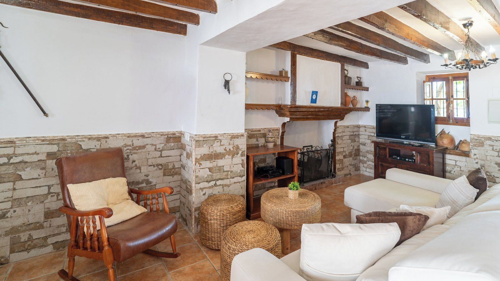 Een televisie, een open haard, een dvd-speler en een tafeltennistafel