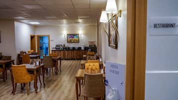 Un restaurante con mobiliario de madera y un letrero que dice "HİYEN NOKTASI".