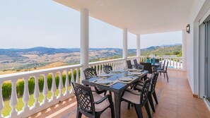 Outdoor dining - Villa María de Periana by Ruralidays (Málaga)