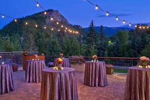 Outdoor dining - Riverfront Resort and Spa - Luxury Studio Suite: SKI IN / SKI OUT (Avon)