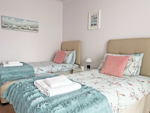 3 bedrooms, free WiFi, bed sheets - 3 bedroom accommodation in Crail, near St Andrews (Crail, near St Andrews)