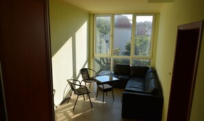 تلفزيون بشاشة مسطحة