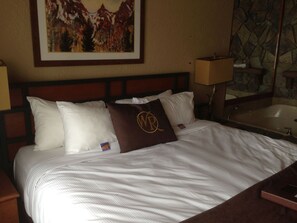 4 bedrooms, in-room safe, desk, iron/ironing board