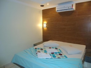 Free WiFi, bed sheets