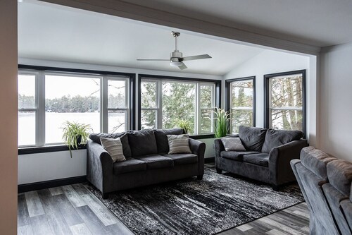 Luxurious Lakeside Retreat on Pequawket Lake