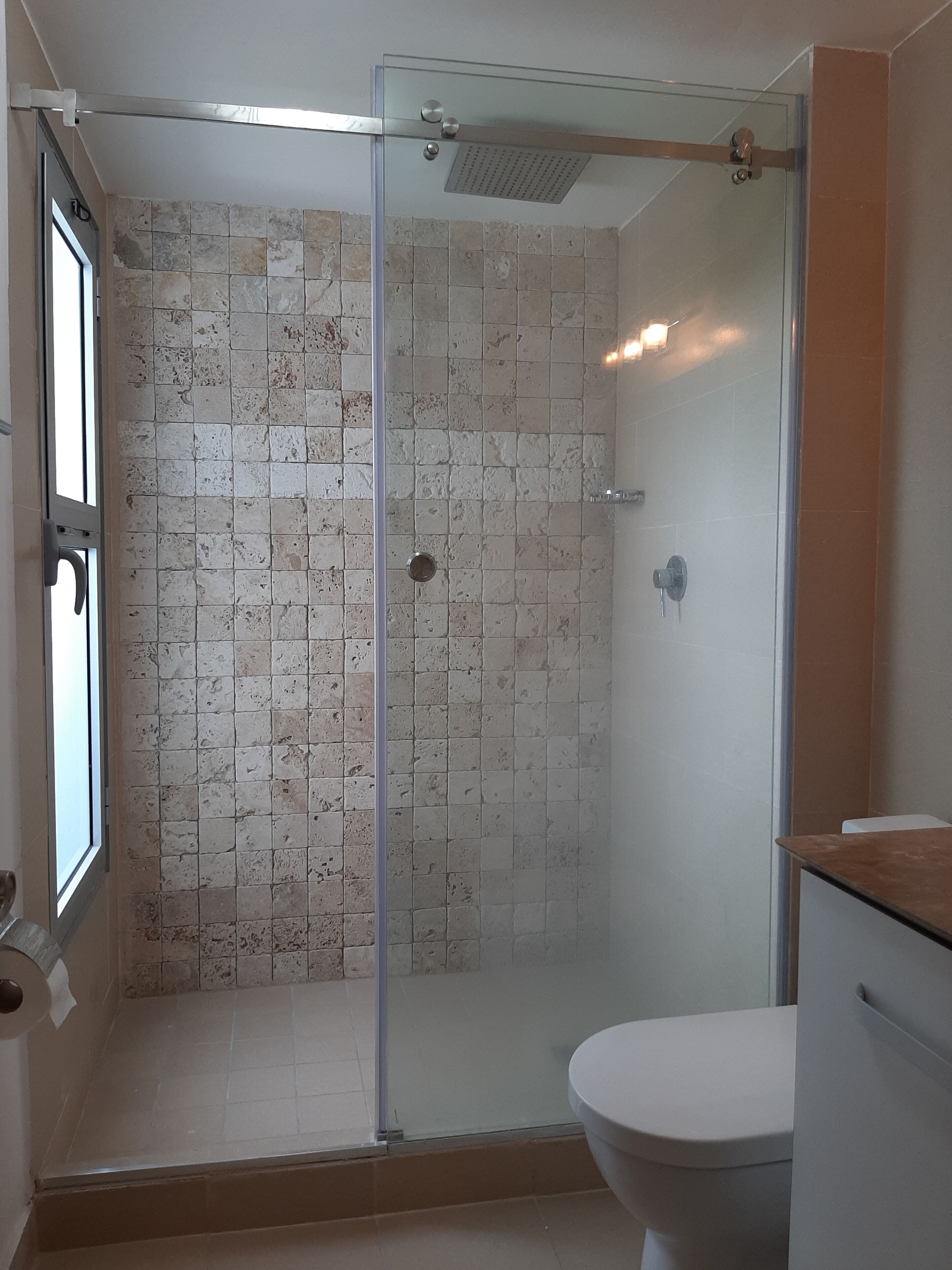 Baignoire, serviettes fournies, savon