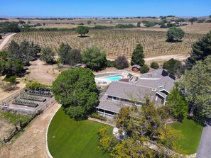 Exterior - Vinyl Vineyards Farmhouse - pool, hot tub, Paso Robles wine country, sleeps 12 (Paso Robles)