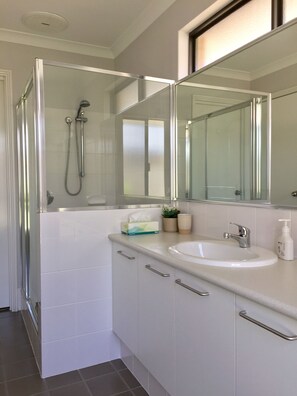Combined shower/bathtub, hair dryer, towels, soap - Meadow Springs - Modern & Stylish in Mandurah (Meadow Springs Mandurah)
