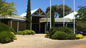 Un edifici amb un cartell que diu "Meadow Springs Country Club".