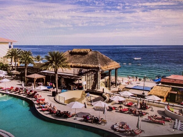 Alberca al aire libre y alberca climatizada