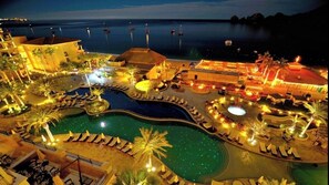 Alberca al aire libre y alberca climatizada