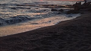 A beach with waves at sunset. - Dalaman Airport Guesthouse (Dalaman)