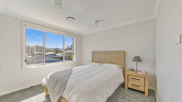 4 bedrooms, iron/ironing board, free WiFi, bed sheets