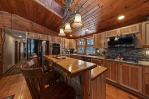 Kylskåp, mikrovågsugn, ugn och spishäll