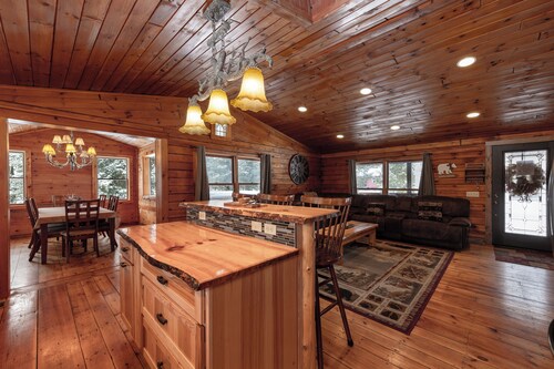 luxury log home mins from Lake George, w/ heated salt water pool!