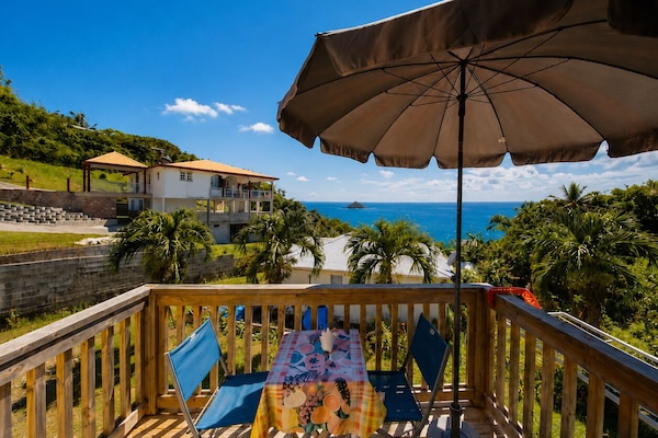 Terrasse ensoleillée vue sur mer