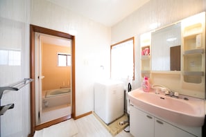 Casa (Awaji Seaside Resort in Gunge Part2) | Banheiro | Banheira e chuveiro separados, produtos de toalete grátis