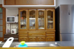 3 Bedrooms Villa | Shared kitchen facilities | Fridge, microwave, stovetop, rice cooker - Nyoze House (Tokyo)