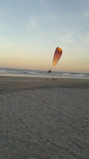 On the beach, white sand, beach umbrellas - Pousada Cantinho da Lilica (Pontal do Parana)