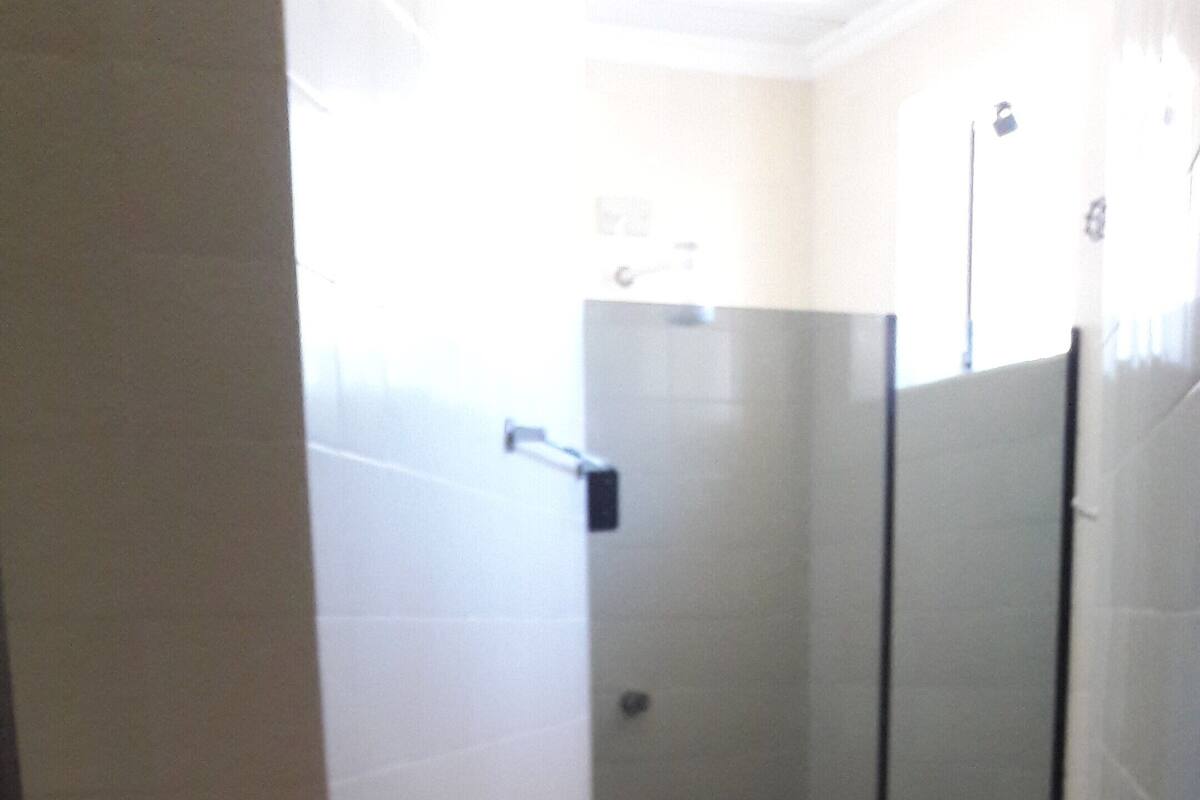 Ducha, toallas y papel higiénico